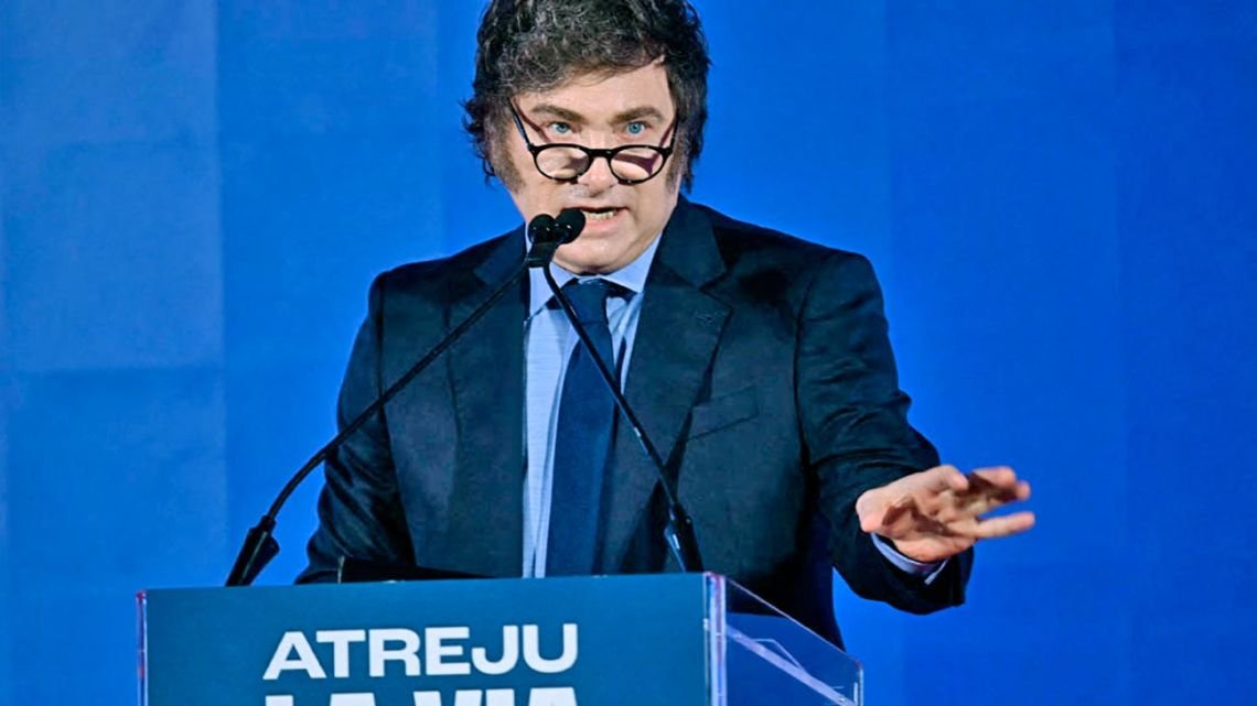 Milei compartió un tuit con “90.000” personas comprando en Unicenter, pero en realidad era un shopping en China