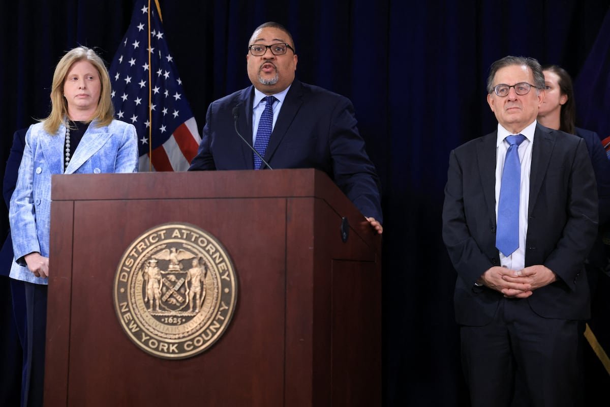 Nueva York acusa de terrorismo al detenido por asesinar al consejero delegado de UnitedHealthcare | Internacional