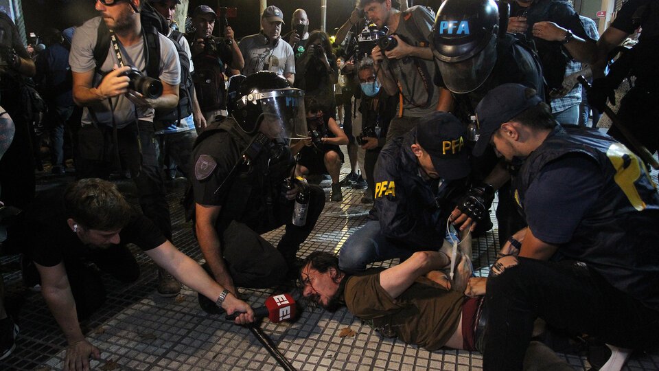 Palazos en nombre de la libertad: una de cada tres protestas sociales fueron reprimidas en el primer año de Milei | Informe de la Comisión Provincial por la Memoria