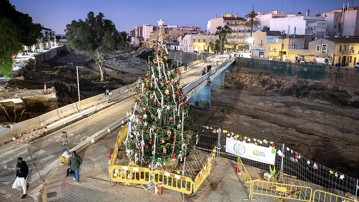 Paseo por la Navidad de la dana: “La vida sigue normal ahí fuera pero aquí el barro es eterno” | España