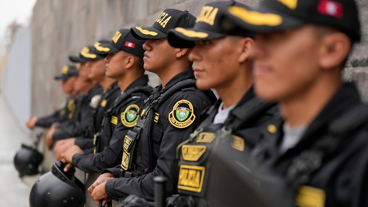 Policía Perú: A punto de morir de un disparo en la cara, sus compañeros policías le robaron el teléfono y la billetera en Lima
