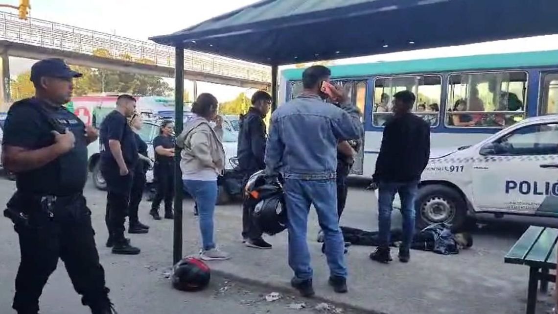 Policía mató a un ladrón que quiso robarle la moto en un semáforo de Lomas de Zamora