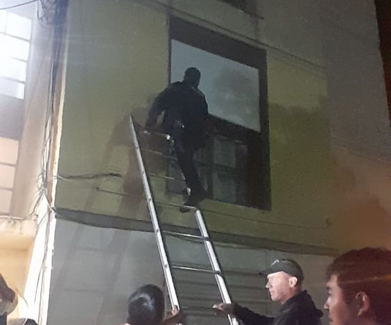 Por una vela encendida se produjo un incendio en una vivienda de un complejo habitacional