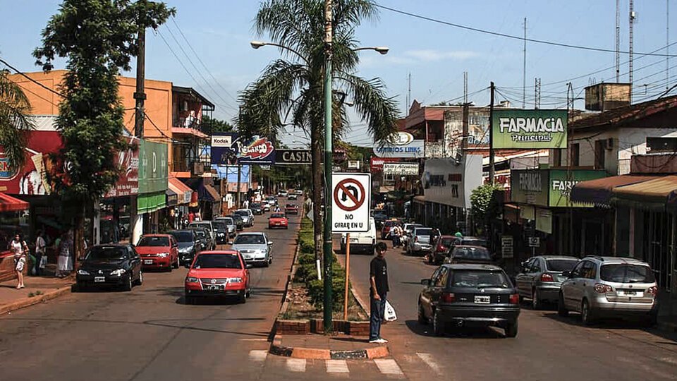 Puerto Iguazú, crónica de una ciudad plagada de especulaciones sobre Kueider | La vida en la triple frontera, los negocios paralelos y los servicios especiales 