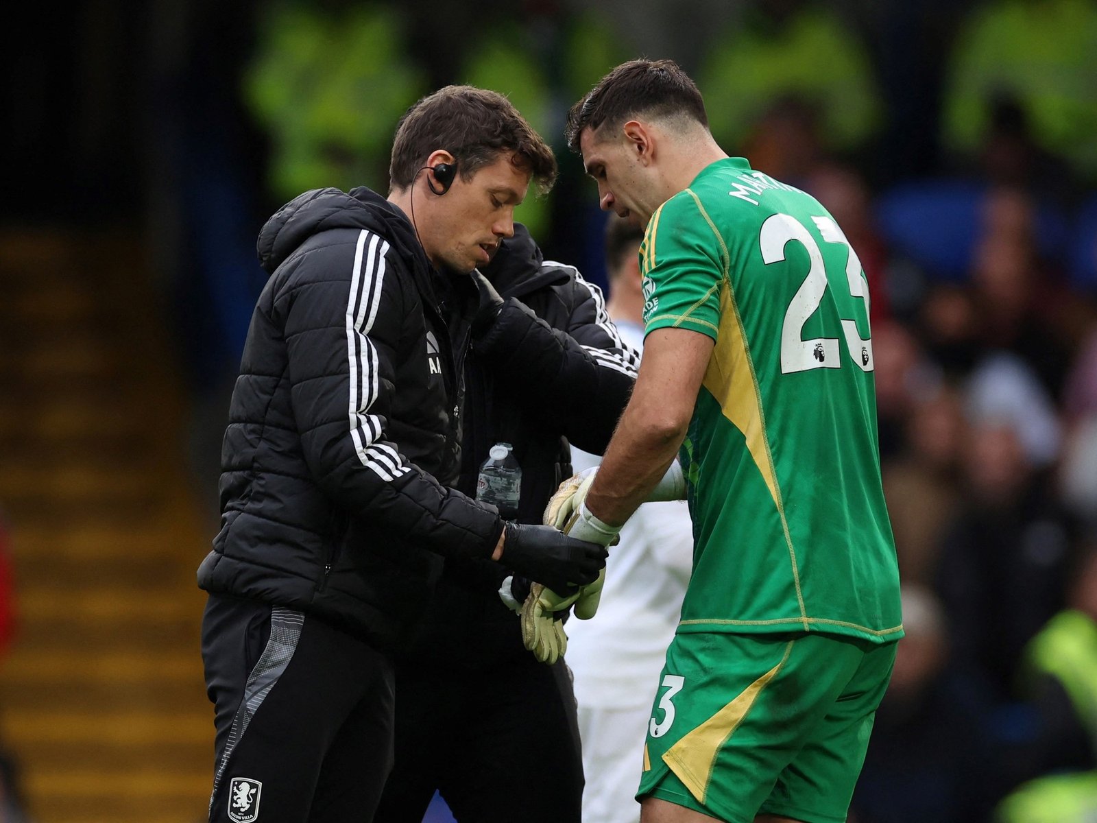 Qué tiene Dibu Martínez luego de haber pedido el cambio por lesión en la caída de Aston Villa vs. Chelsea