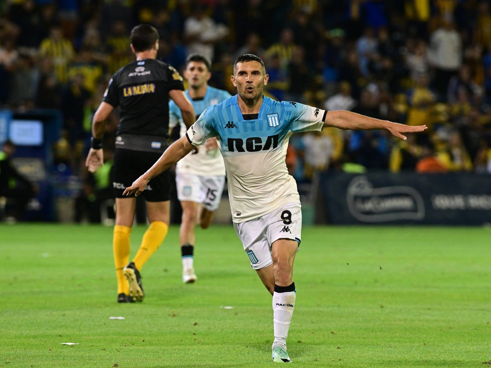 Racing quiere acercarse a Vélez en la lucha con Talleres, Huracán y River