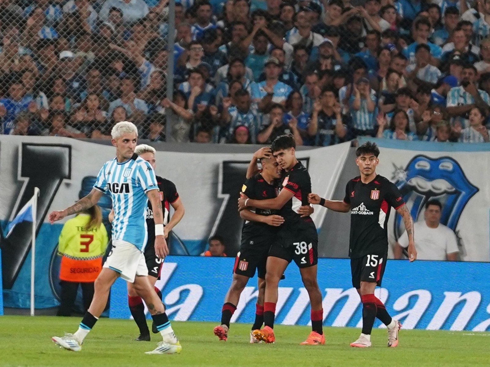 Racing se pinchó ante Estudiantes y festeja Vélez, que está a un paso de ser campeón