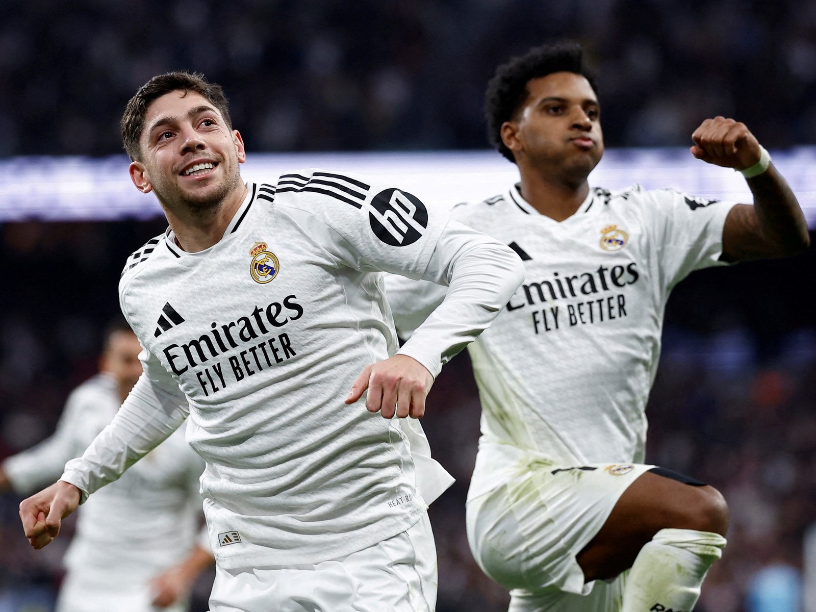 Real Madrid cerró el año con un festival de goles frente al Sevilla, pero no le alcanzó para llegar a la punta de LaLiga, propiedad del Atlético de Simeone