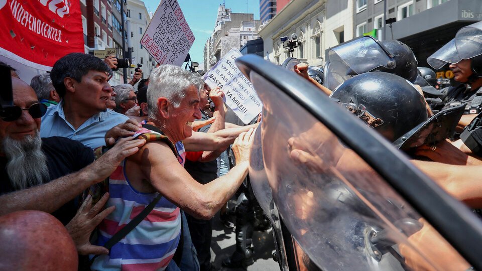 Reprimen a jubilados frente al Congreso | Siguen pegando abajo