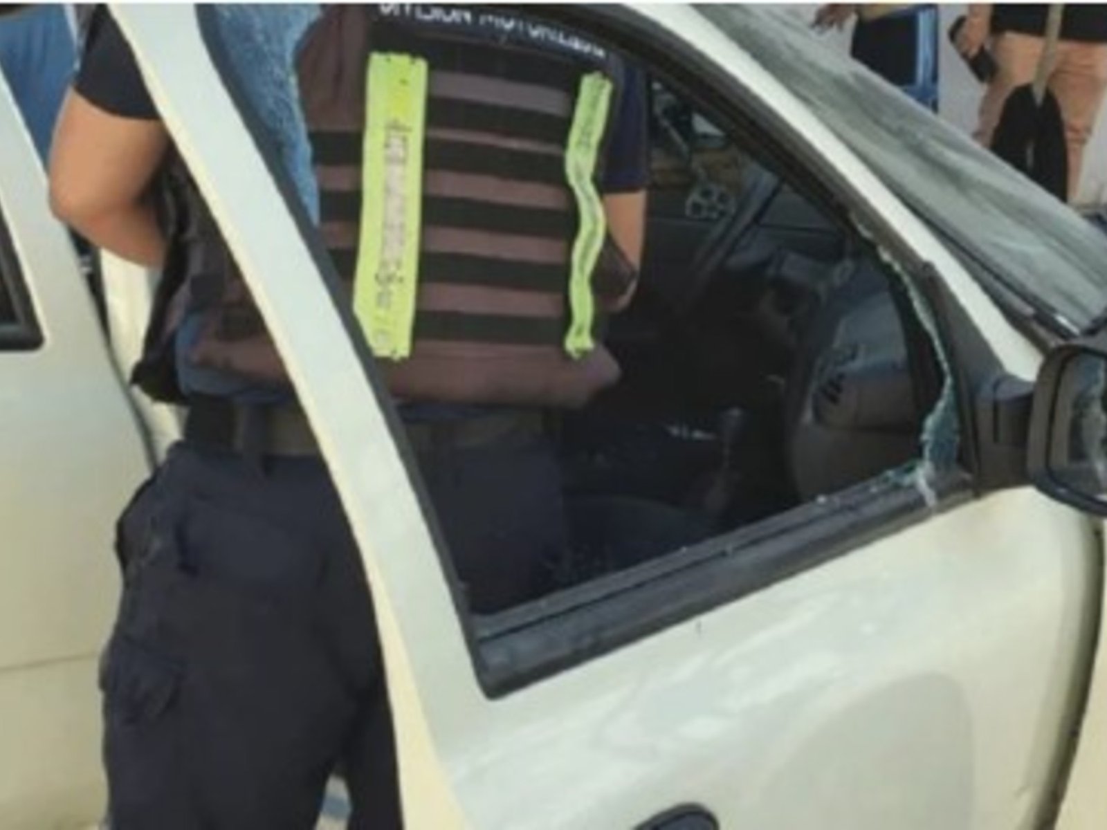 Rescataron en Neuquén a un bebé de un mes que quedó encerrado en el auto de su papá