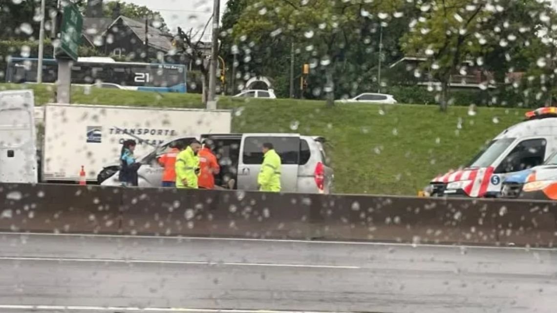 Ruta 9: tres policías mueren al ser atropellados por un camión mientras asistían a víctimas de un choque