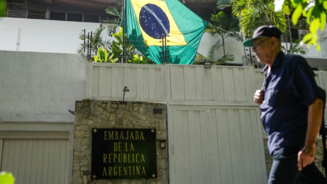 “Salvoconducto ya”: el reclamo de Cancillería ante el asedio a la embajada argentina en Caracas