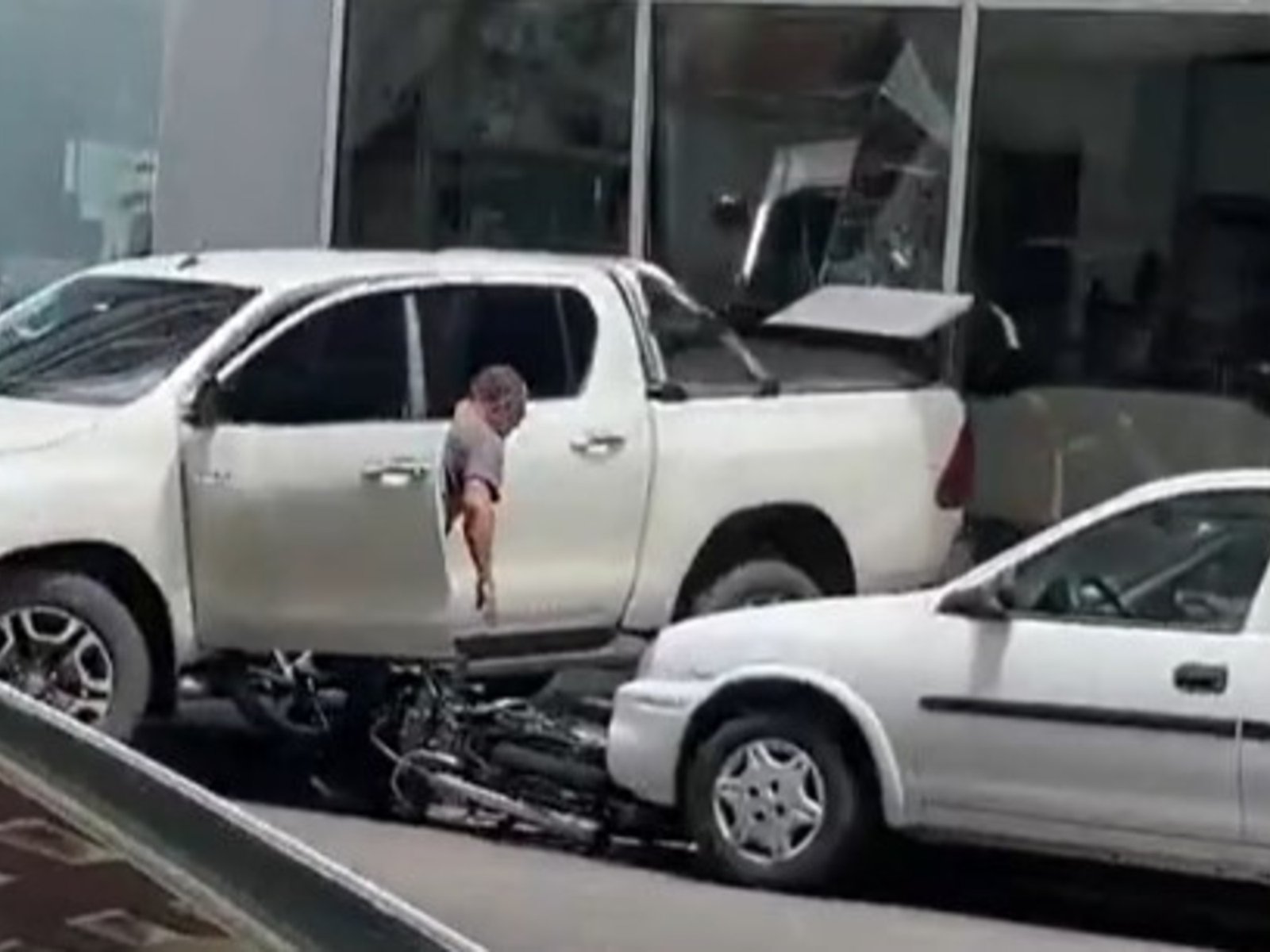 Se bajó para discutir con un delivery, se le fue la camioneta y destrozó el ventanal de un hotel en pleno centro de Mar del Plata