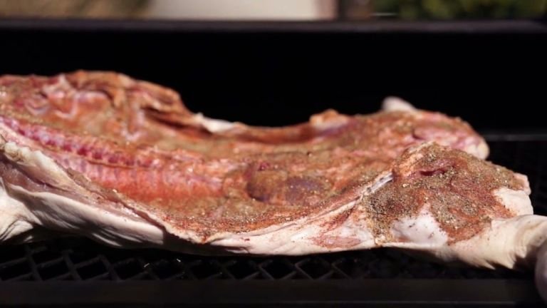 Se llevan medio lechón, dos corderos y costosas herramientas en cuantioso robo en chacra de Rawson  