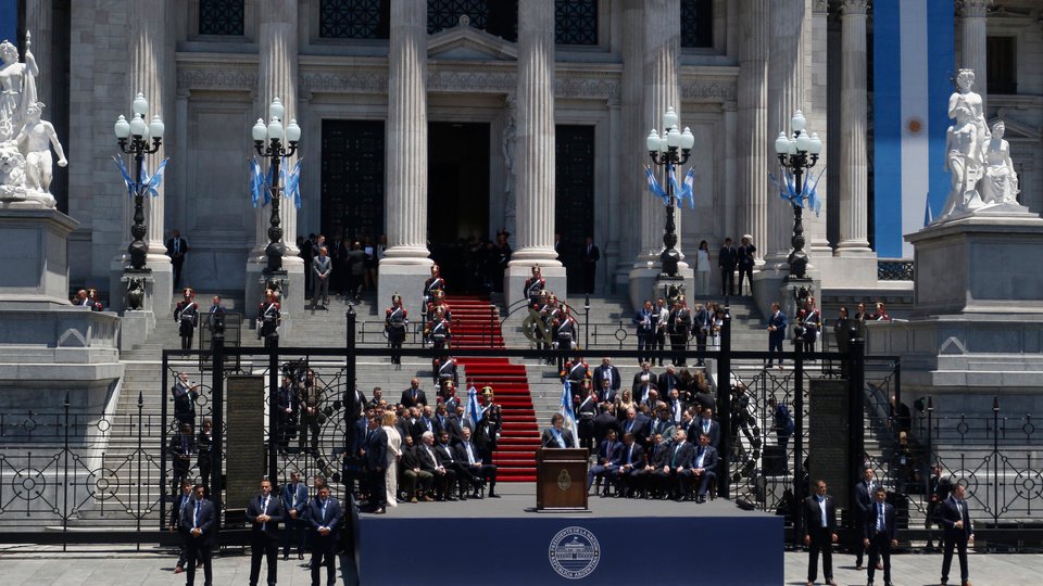 Sin presupuesto, Milei cumple con su plan: habrá motosierra discrecional para 2025 | El Gobierno oficializó la decisión tras el fracaso de las negociaciones con los gobernadores