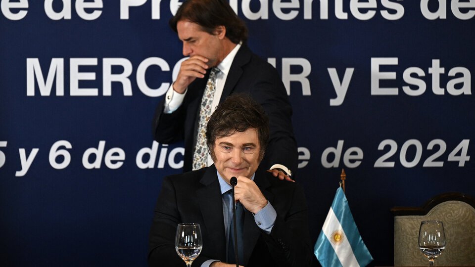 Sin socios, el topo Milei busca la destrucción del Mercosur | Tensión con Lula y críticas al bloque regional en la cumbre de Montevideo