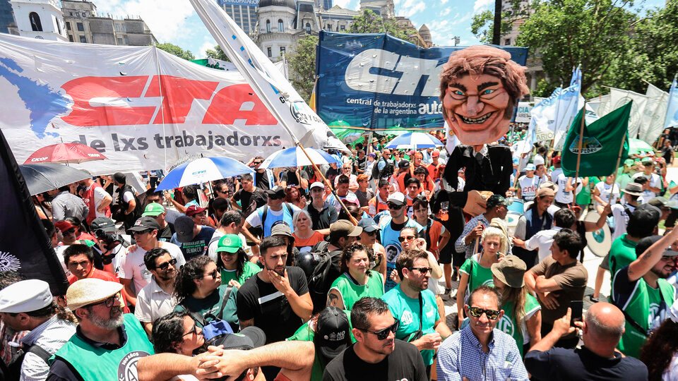 Todos juntos en la calle contra Javier Milei: “Hay otra Argentina posible” | Masiva marcha de las dos CTA, los gremios combativos, los curas villeros y la UTEP
