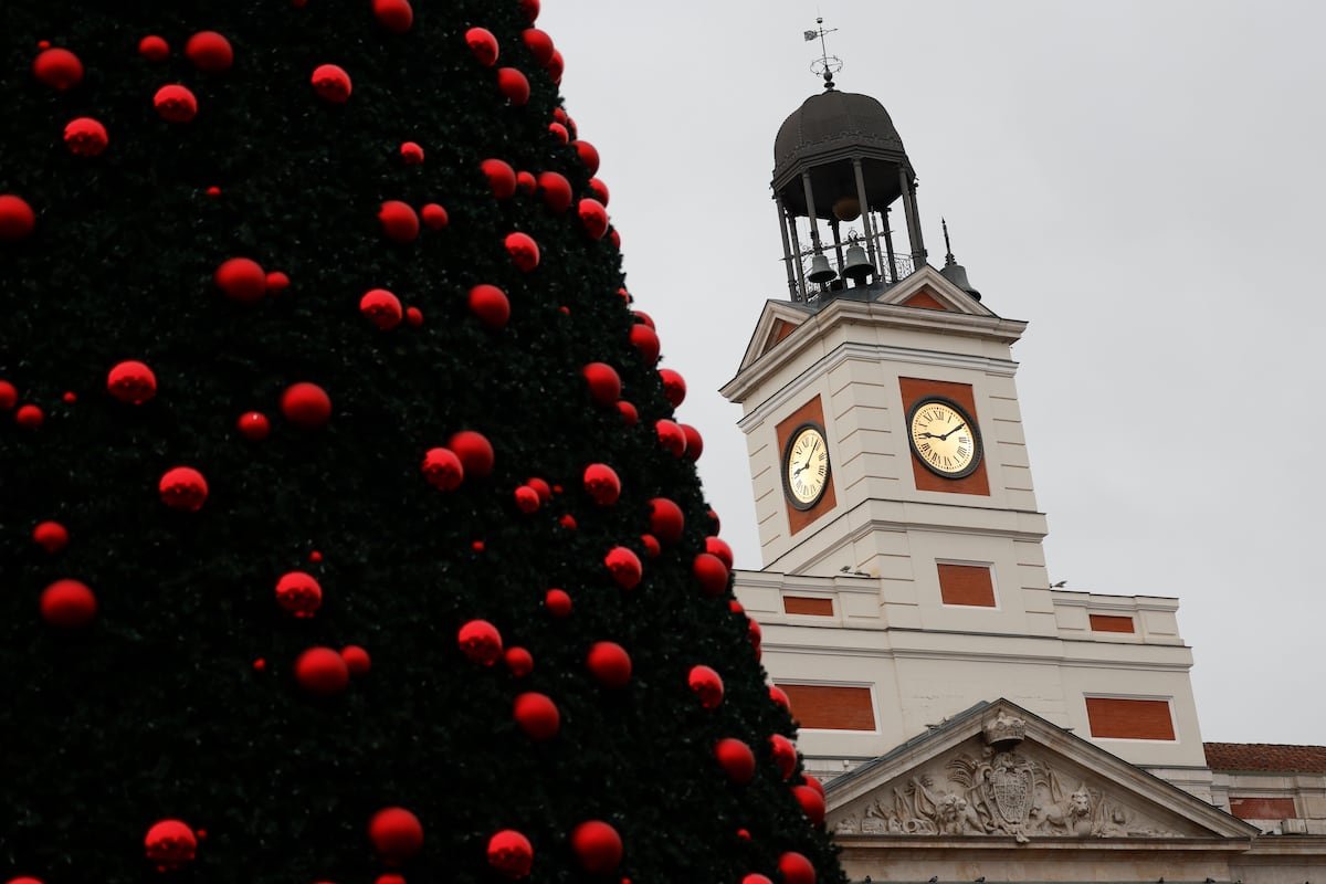 Tomarse las uvas en la Puerta del Sol: guía para pasar la Nochevieja en Madrid | Noticias de Madrid