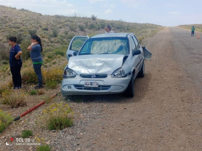 Transitaba por la ruta 25 y de pronto la sobrepasó otro vehículo que frenó de golpe, la chocó y se dio a la fuga