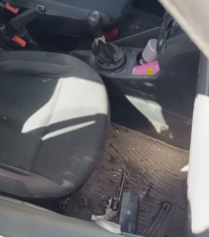 Trasladan a joven baleado al hospital en su propio vehículo y el que lo llevó quedó detenido