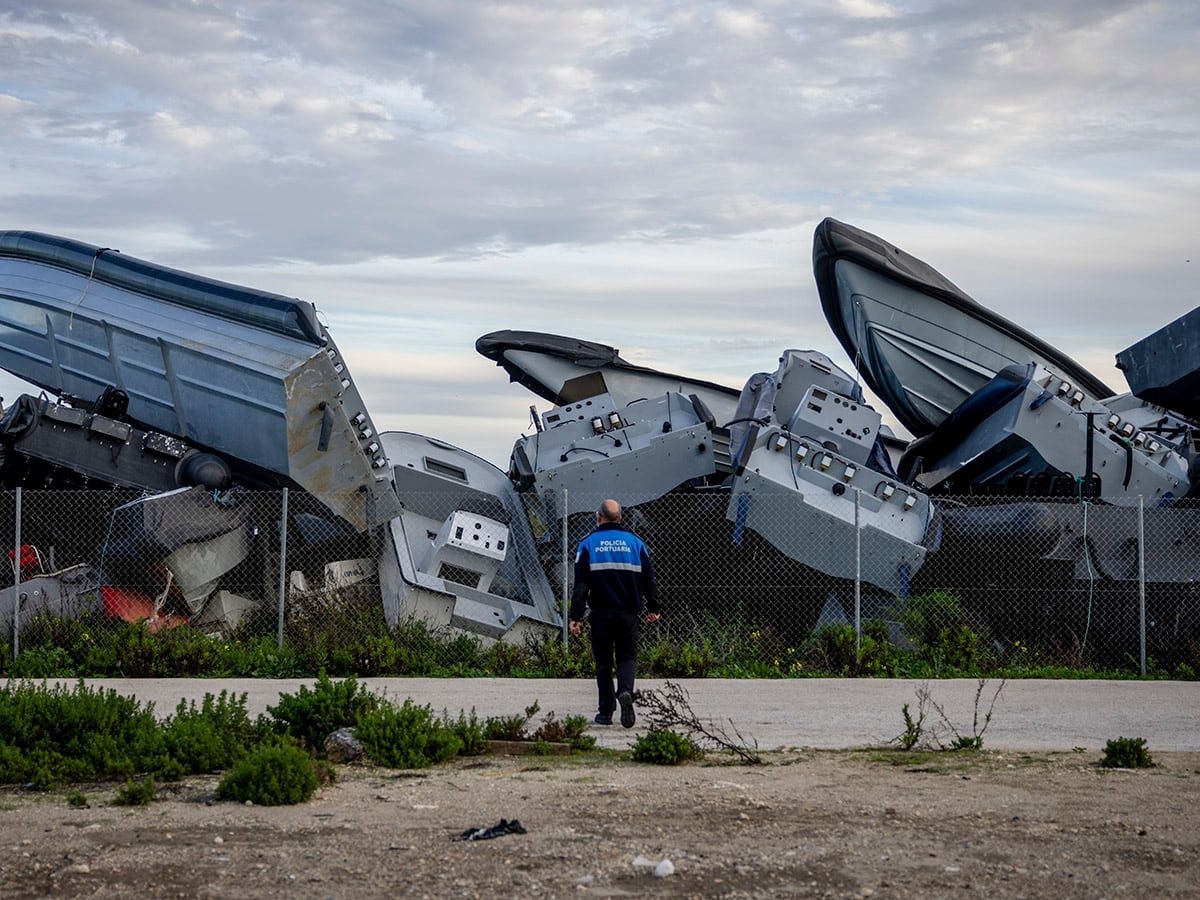Tres presuntos narcos heridos en el Estrecho tras ser embestidos por la lancha de otros traficantes | España