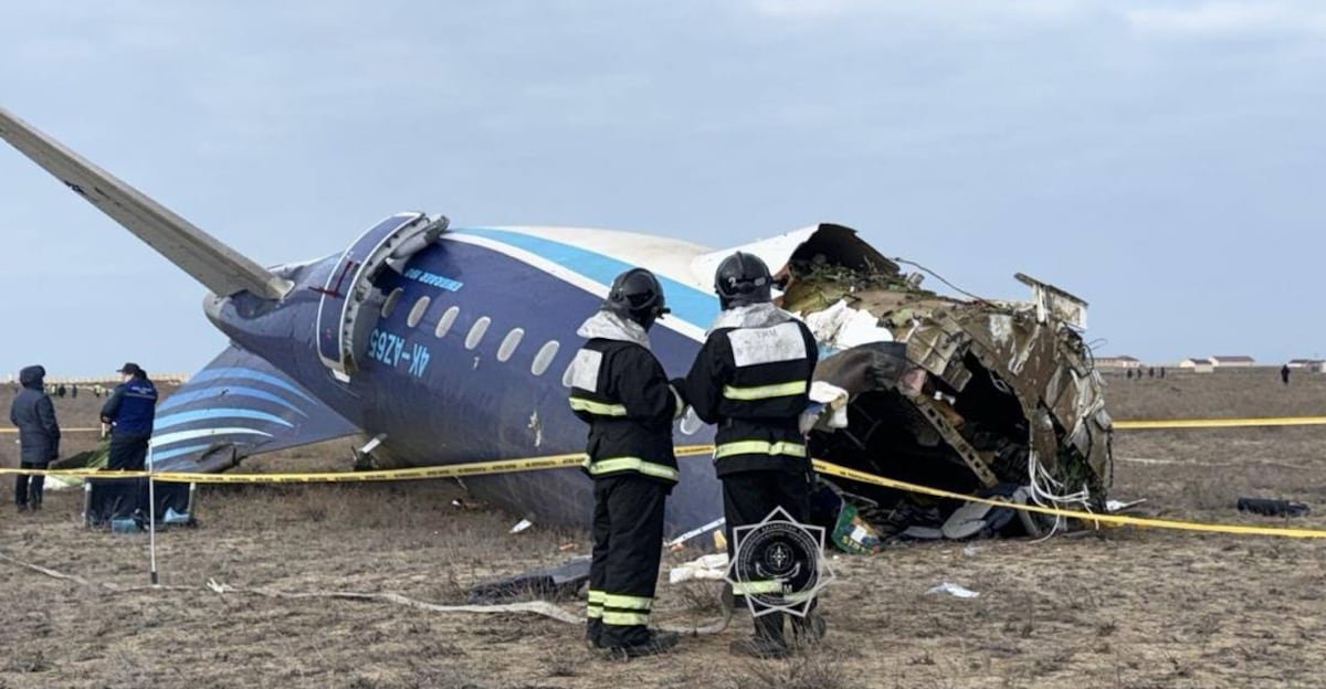 Ucrania asegura que el siniestro del avión que se estrelló en Kazajistán se produjo por un ataque ruso | Internacional
