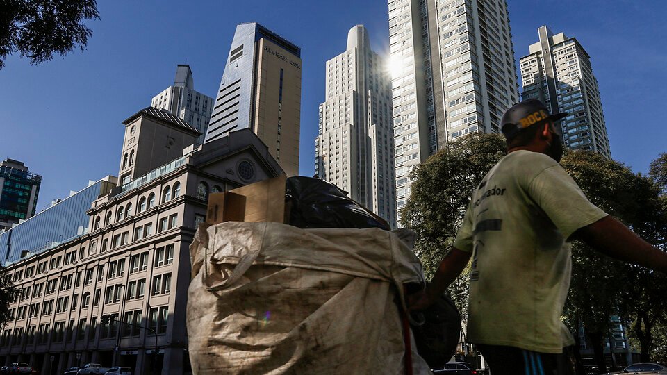 Un año de fiesta para pocos y castigo para muchos | En apenas 12 meses, Milei benefició a grandes empresas y destruyó salarios, jubilaciones y PyMES