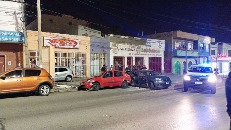 Un auto impactó contra tres vehículos estacionados y su conductor está lesionado