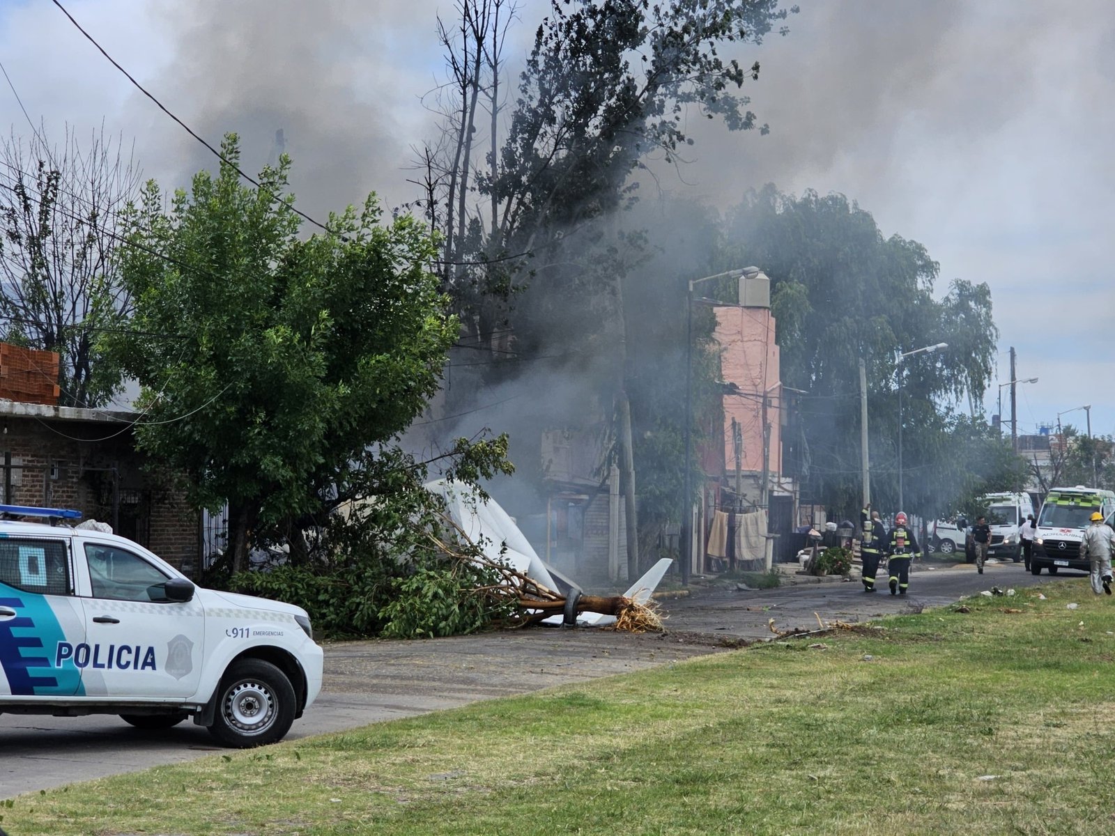 Un avión privado despistó en el aeropuerto de San Fernando y terminó incrustado contra una casa