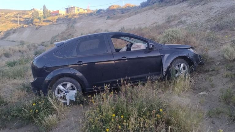 Un conductor alcoholizado despistó y chocó contra la ladera de un cerro