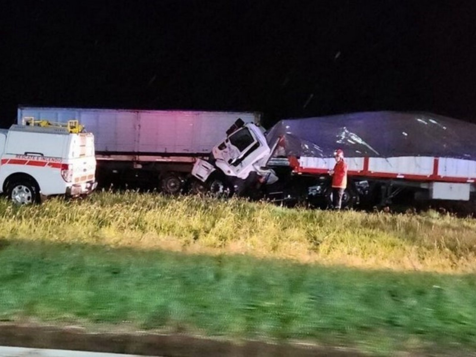 Un muerto y tres heridos tras un choque en la ruta 9 que involucró a siete camiones y un micro