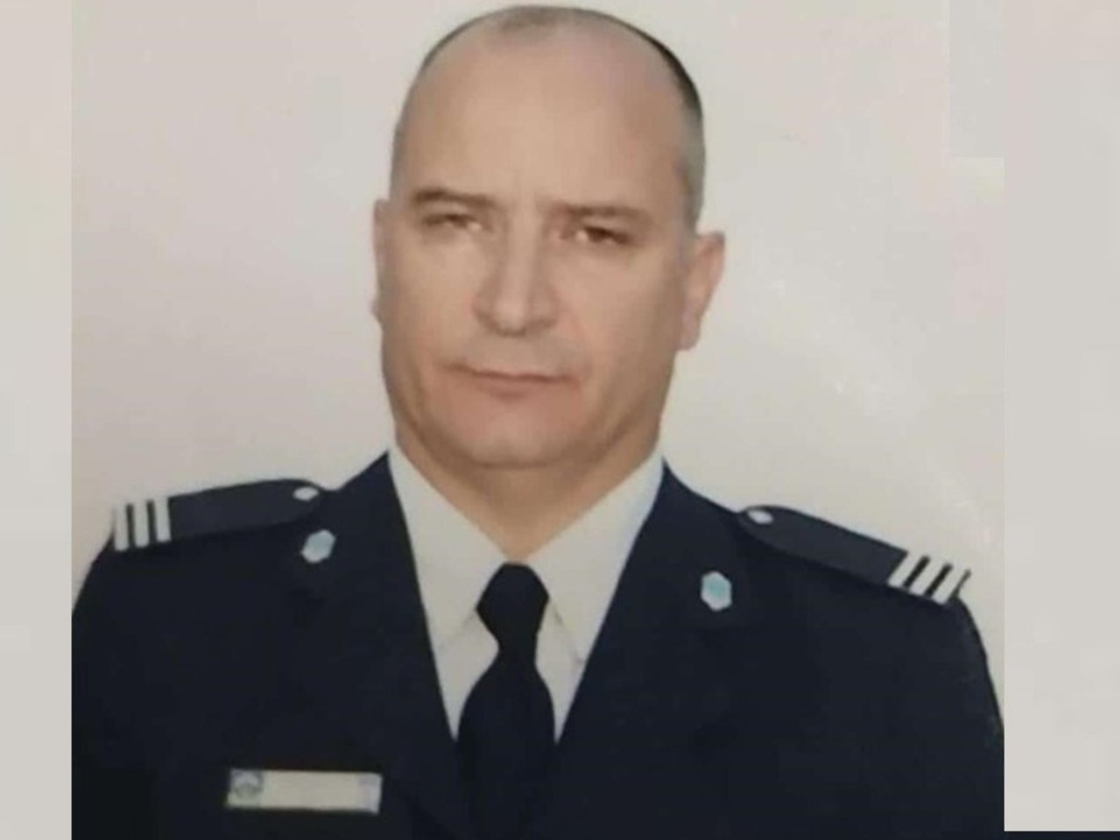 Un policía esperaba un colectivo para ir a trabajar y lo mataron motochorros de dos balazos