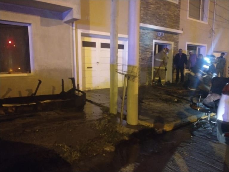 Un vecino alertó al ver humo del incendio en calle Saavedra al 200