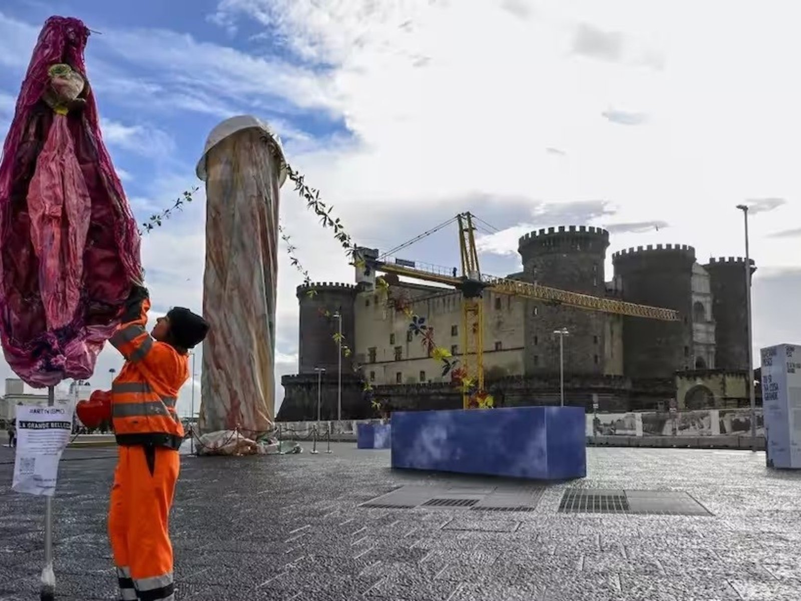 Una artista responde con una escultura de una vagina a la polémica estatua fálica de Nápoles