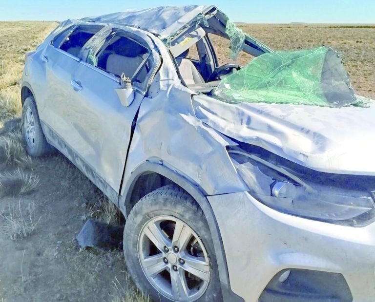 Una pareja resultó con lesiones tras un espectacular vuelco en la Ruta 3