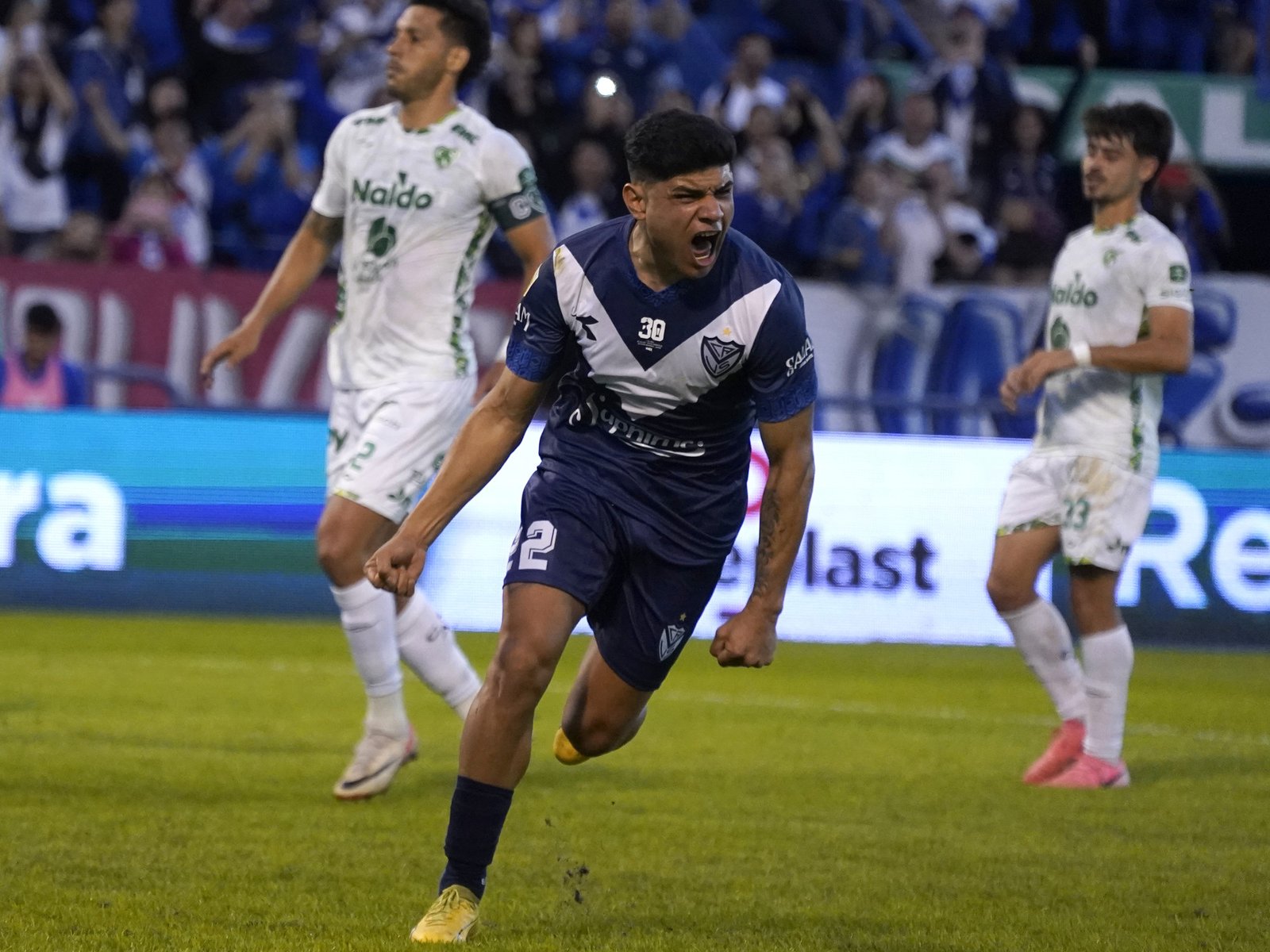 Vélez se bancó la presión y dio otro paso hacia el título pero Racing, Huracán y Talleres siguen con chances