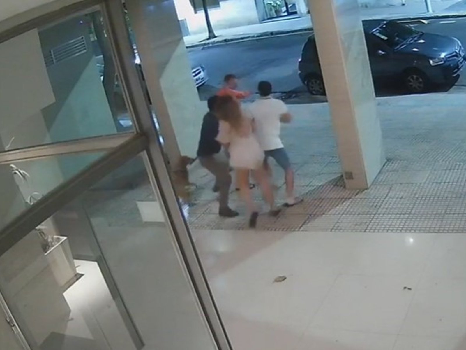 agredieron brutalmente a un joven entre tres personas