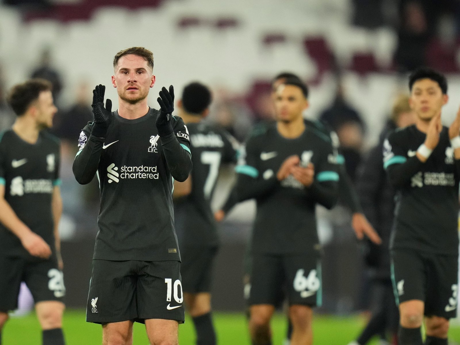 aplastó 5-0 al West Ham en su paso por Londres y se aleja en la cima de la Premier