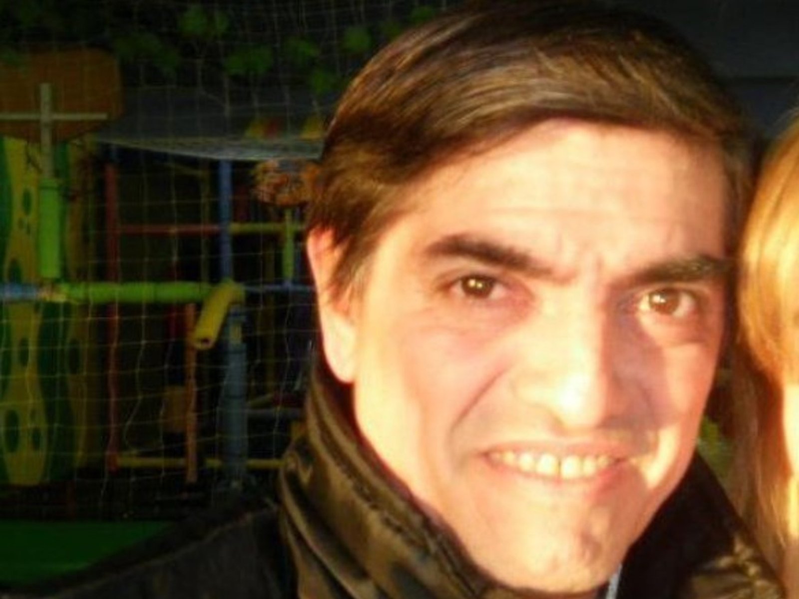 apuñaló y mató a un hombre frente a un bar, escapó y ahora lo busca hasta el intendente