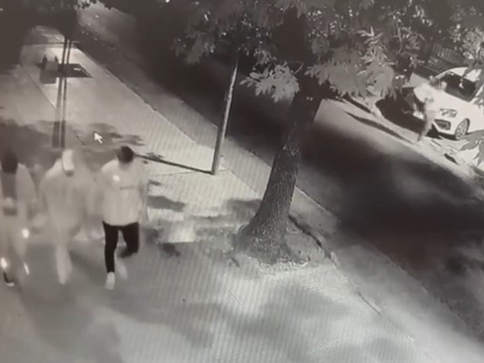 caminan tranquilos y con celulares en la mano