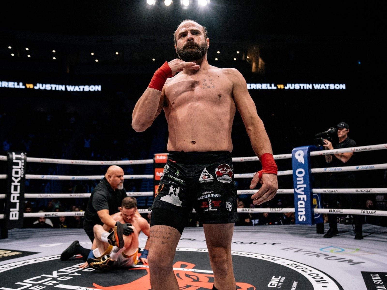 derechazo letal a los dos segundos y festejó con Topo Gigio