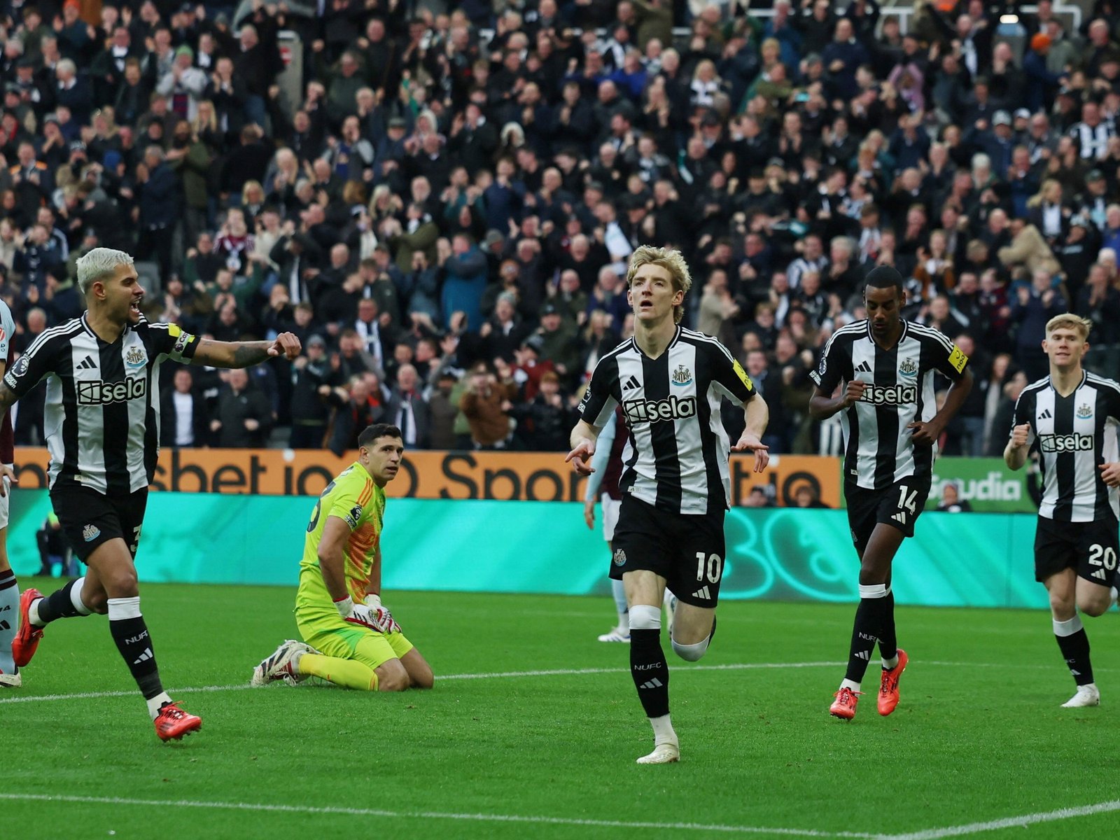 el arquero sufrió un golazo en el arranque