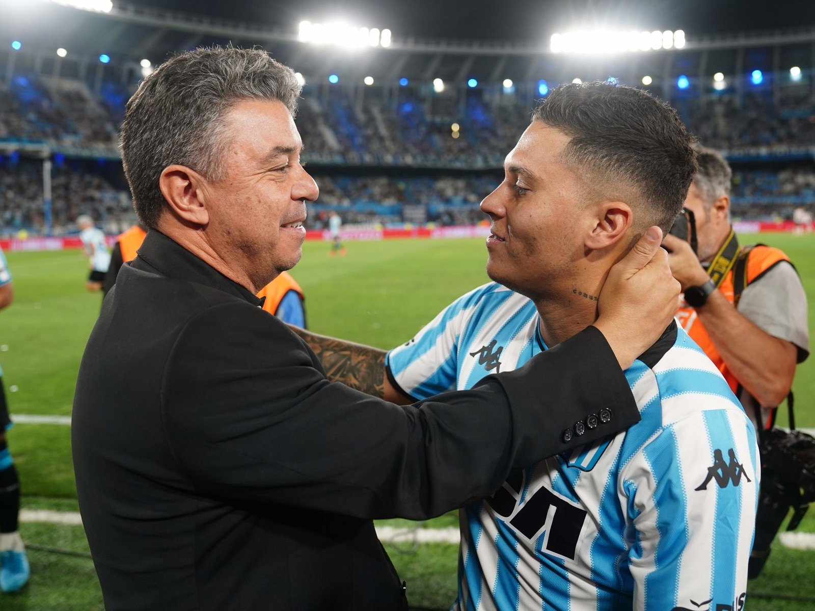 el colombiano jugó como para que River lo extrañe más y Racing lo ovacione