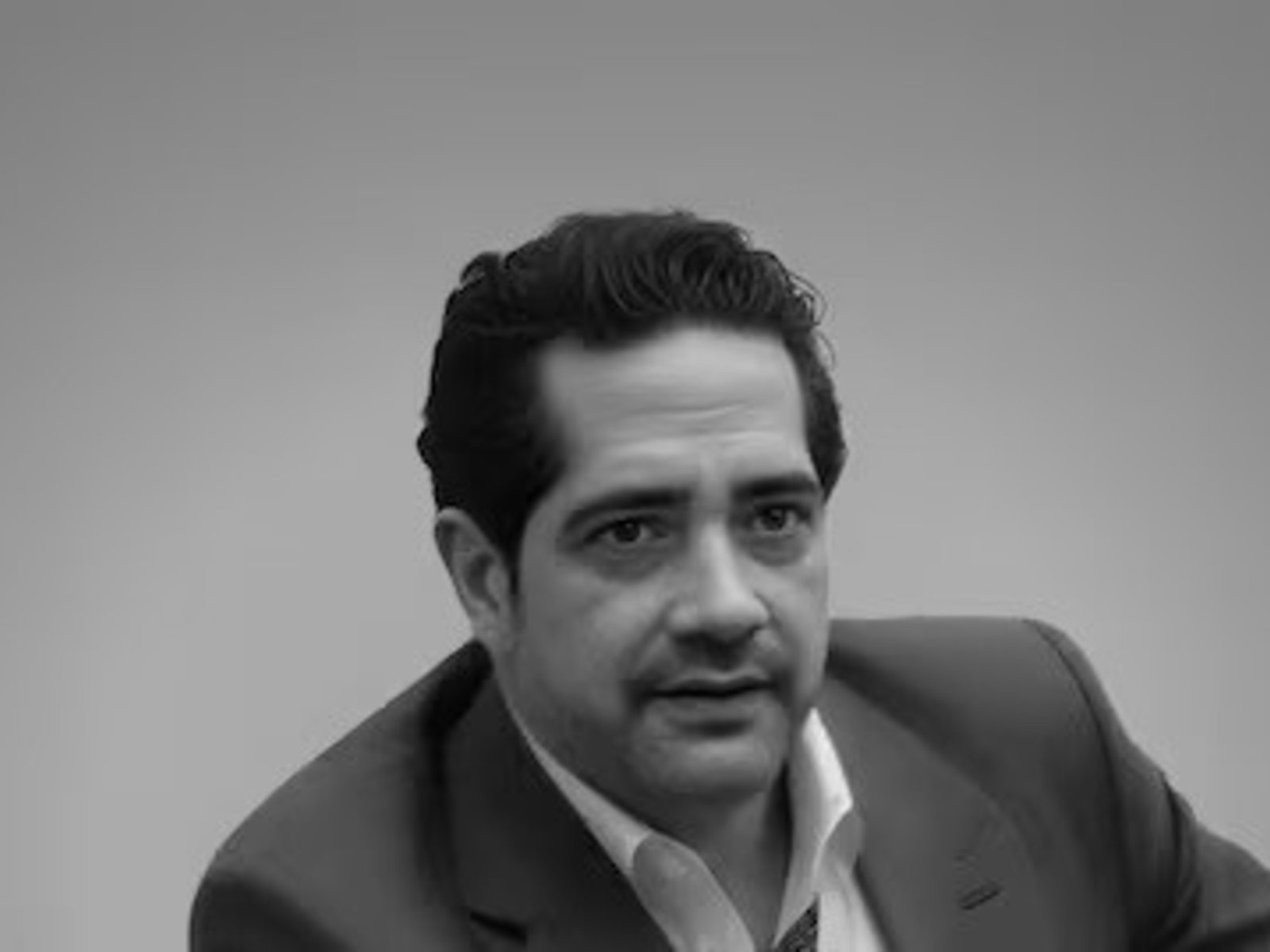 el escritor Daniel Mendoza renuncia por sus posteos en redes