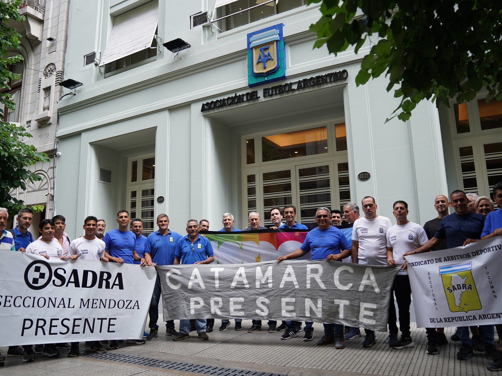 en el peor momento del arbitraje, una protesta trajo mayor confusión