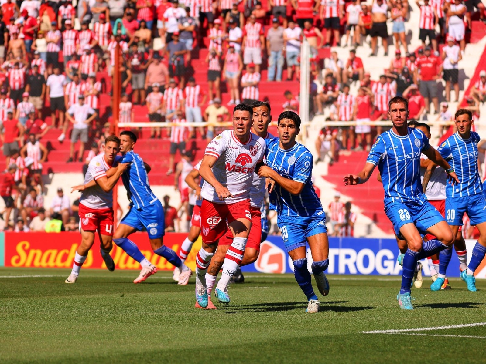 erró un penal y a los 40 segundos encontró un regalo para ganarle a Instituto en Córdoba