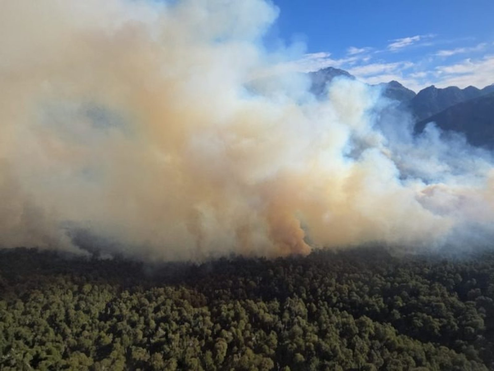 humo sobre Bariloche y complicaciones para transitar la ruta 40