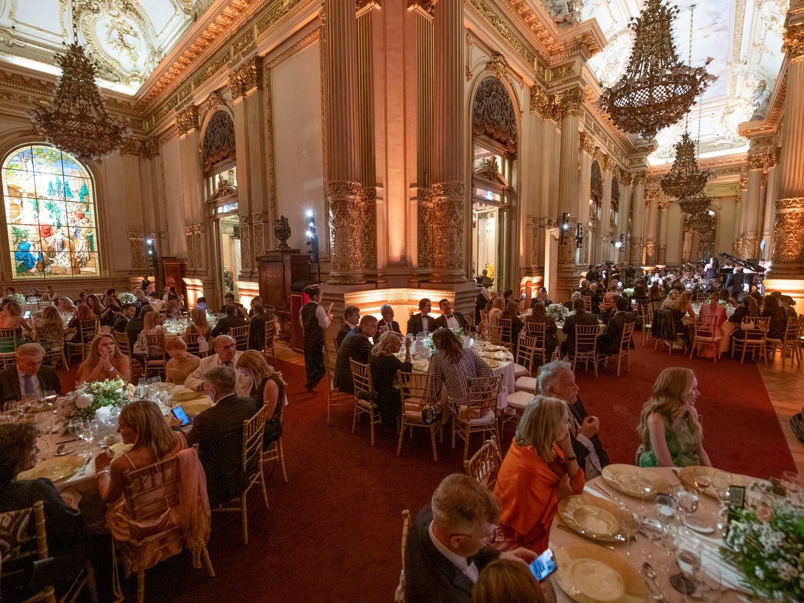 jueces, empresarios y estrellas en la cena de la Fundación
