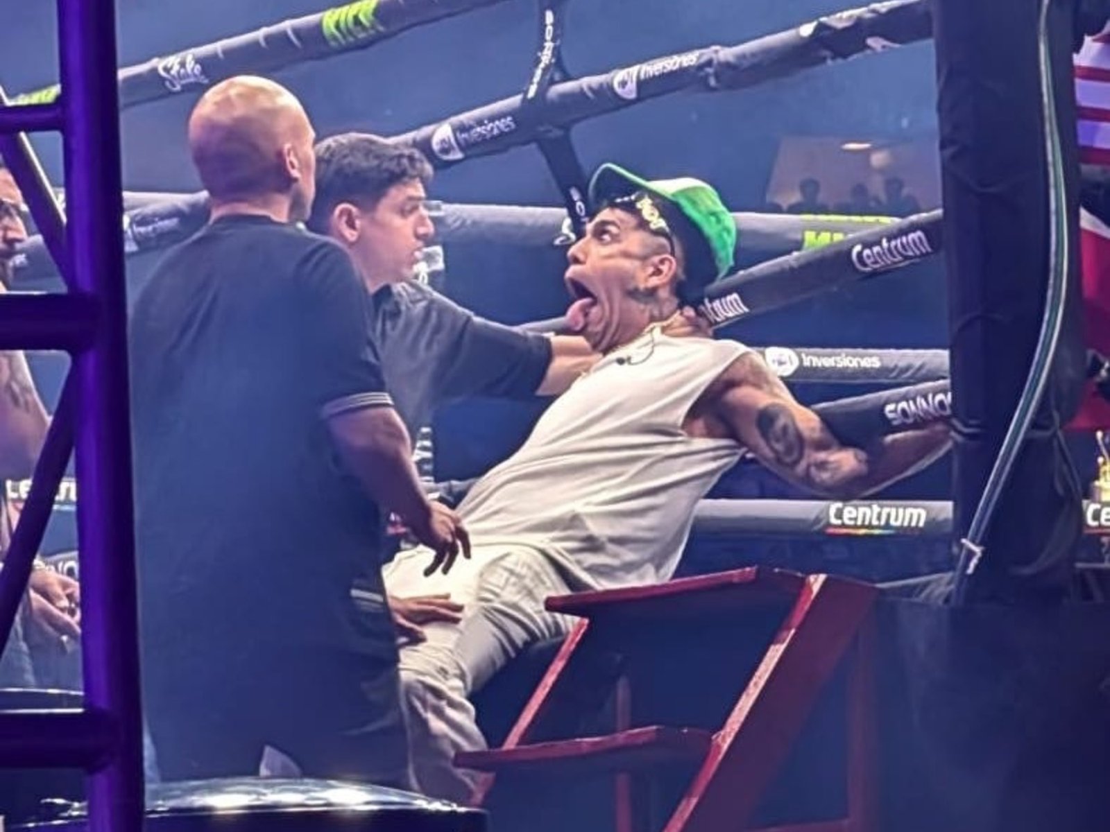 la accidentada presentación del rapero Homer el Mero Mero que terminó con una preocupante imagen