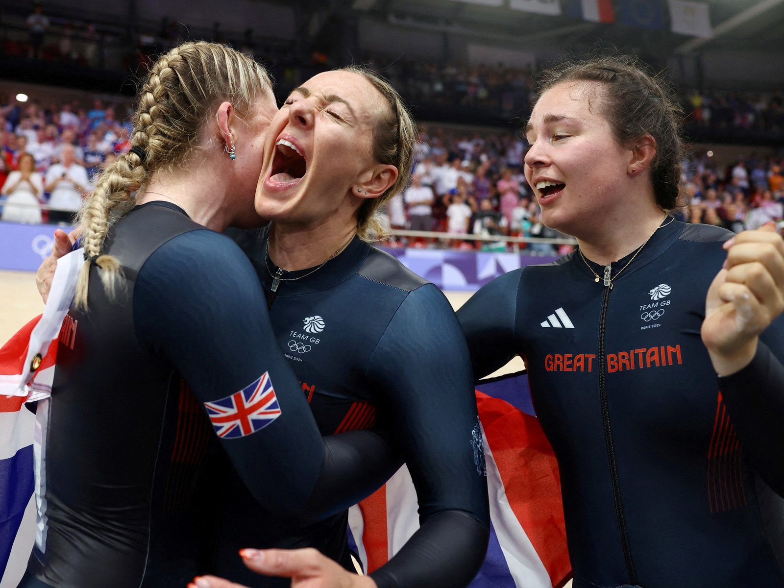 la campeona olímpica Katy Marchant y otra competidora salieron de la pista y chocaron contra el público